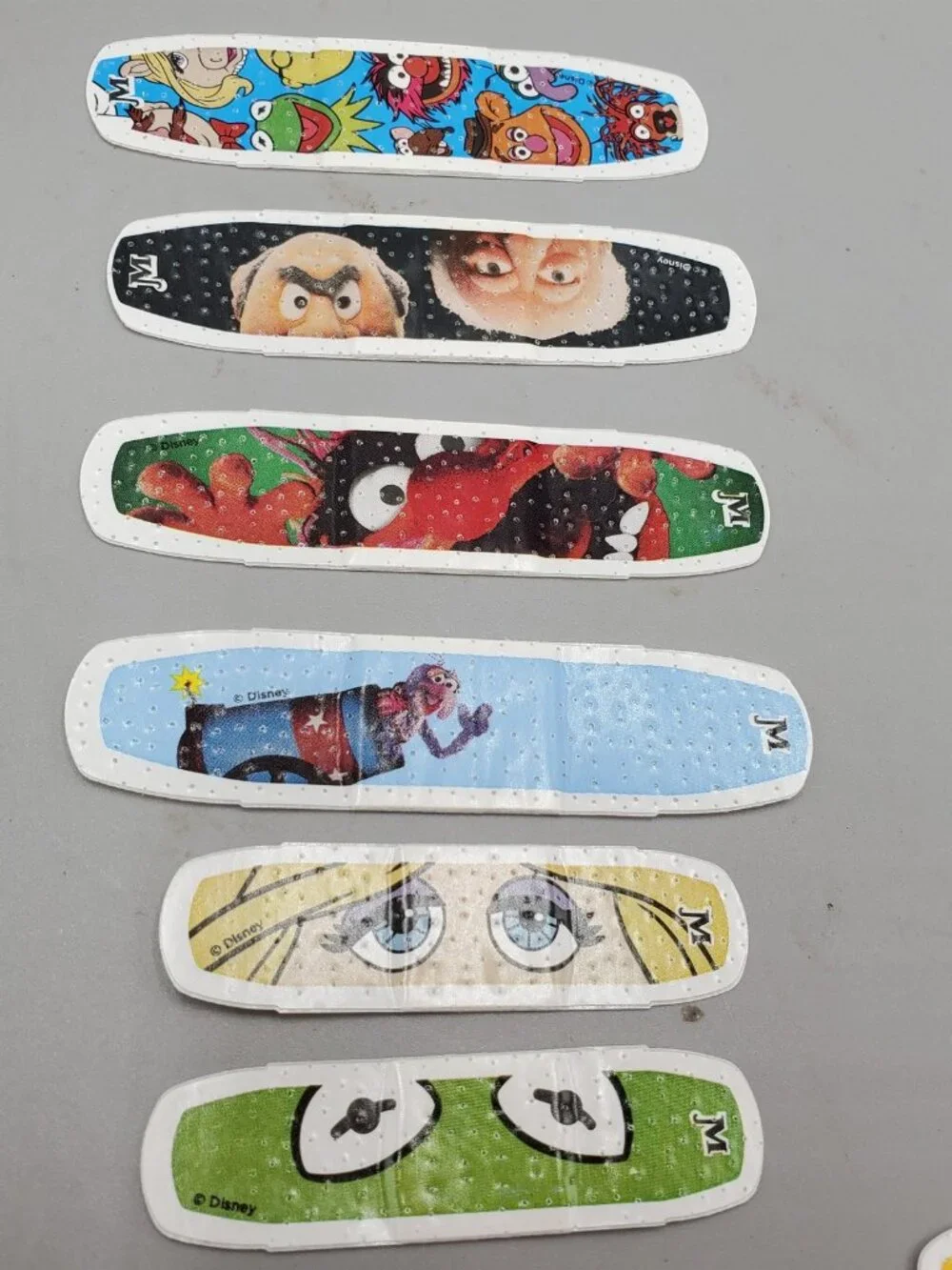 Muppets Band-Aids New box of 20 Bandages Two Sizes Miss Piggy Kermit 2012